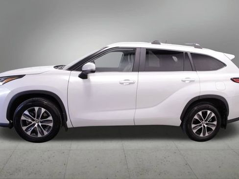 Used 2023 Toyota Highlander XLE image 2