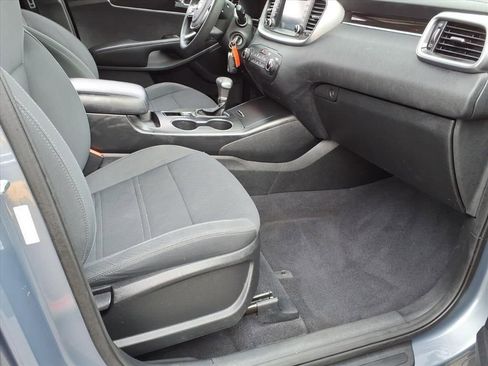 Used 2020 Kia Sorento LX image 9