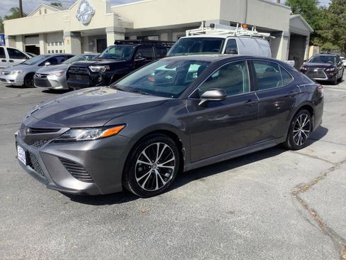 Used 2020 Toyota Camry SE w/ Carpet Mat Package FWD image 1