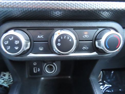 Used 2020 Nissan Kicks S image 25