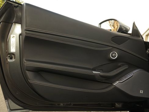 Used 2019 Ferrari Portofino image 21