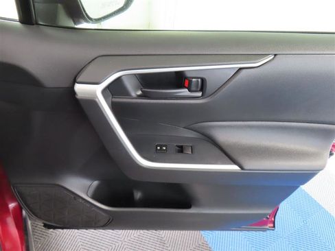 Used 2021 Toyota RAV4 LE FWD image 31