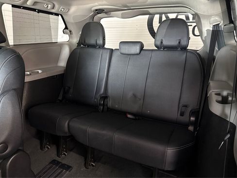 Used 2016 Toyota Sienna SE w/ SE Preferred Package FWD image 23
