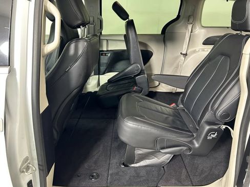 Used 2022 Chrysler Pacifica Touring-L AWD/4WD image 25
