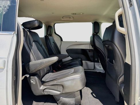 Used 2023 Chrysler Pacifica Touring-L FWD image 29