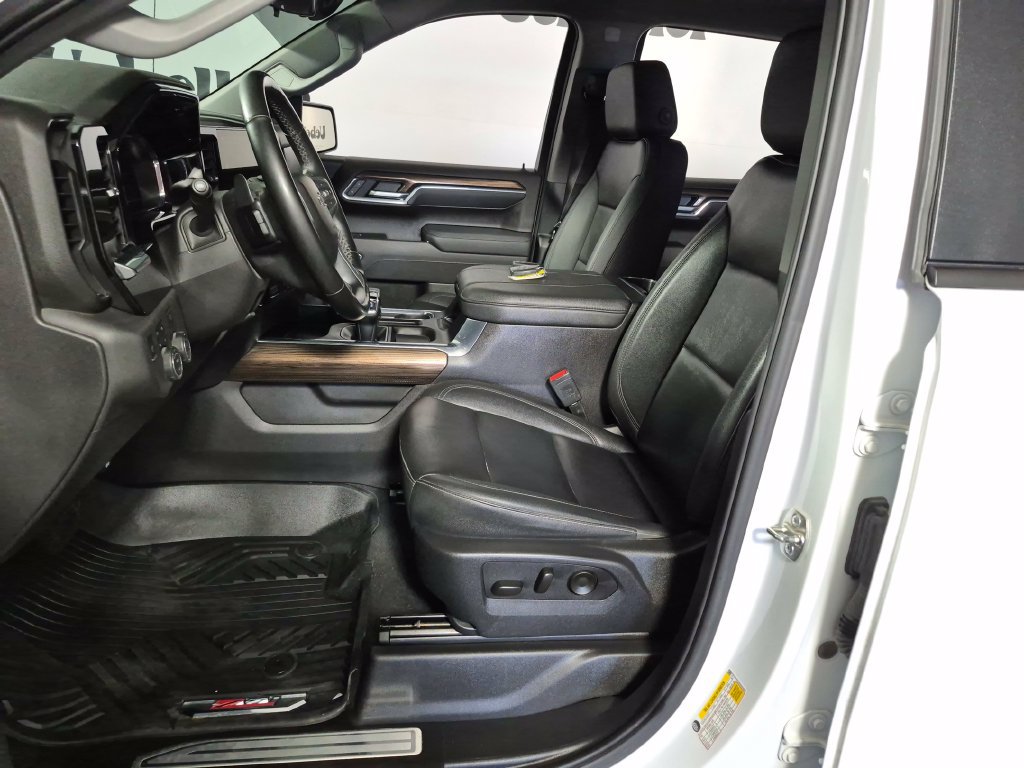 Used 2025 Chevrolet Silverado 1500 LT Trail Boss w/ Convenience Package II AWD/4WD image 9