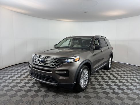 Used 2021 Ford Explorer Limited w/ Equipment Group 301A image 2