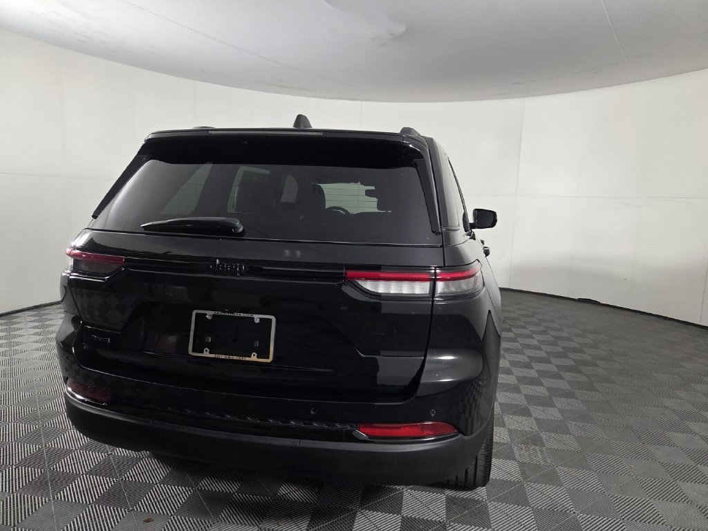 Used 2023 Jeep Grand Cherokee Altitude AWD/4WD image 26