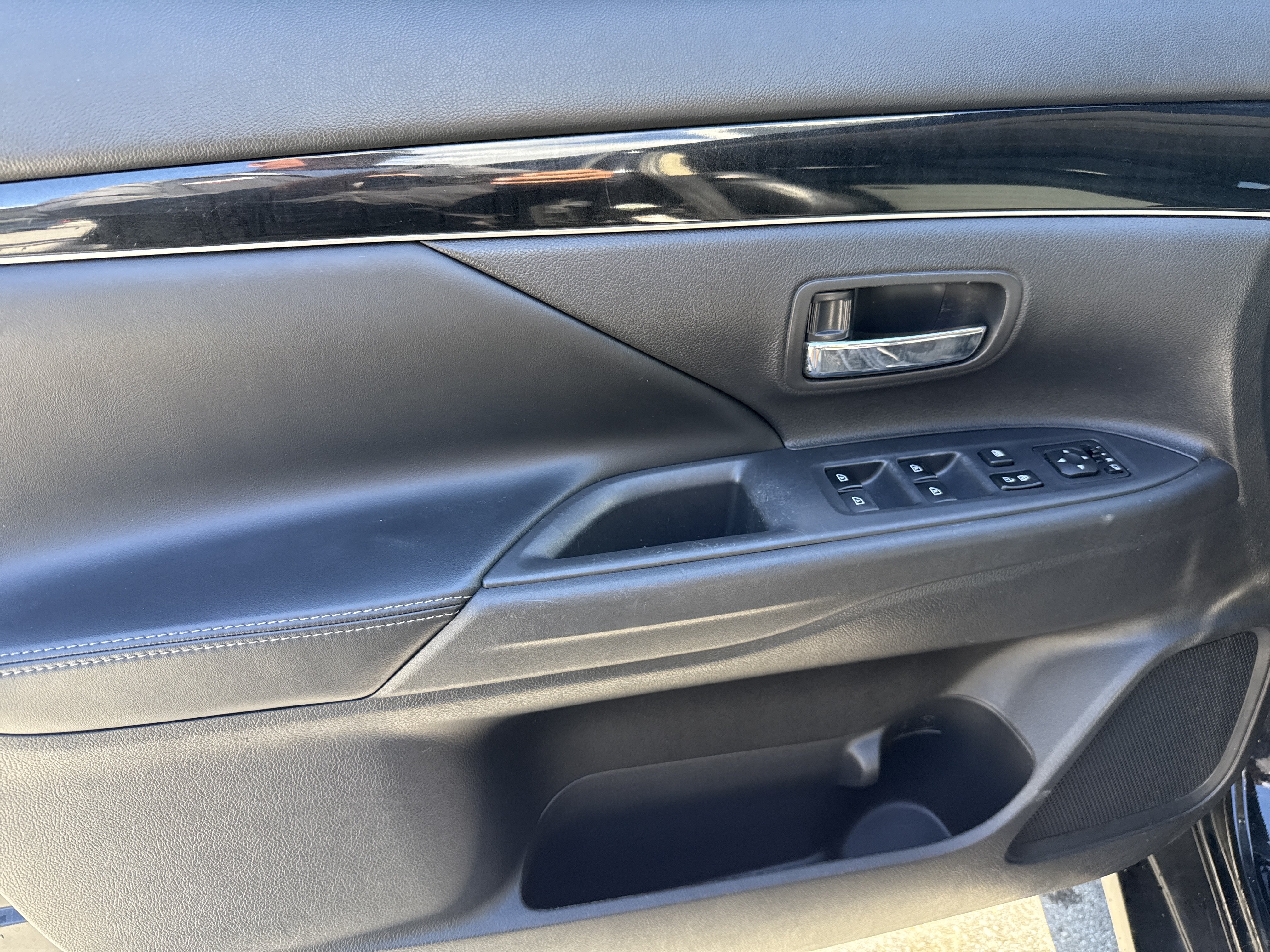 Used 2020 Mitsubishi Outlander SE AWD/4WD image 16