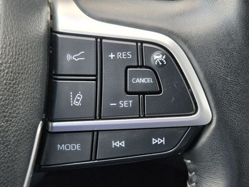 Used 2025 Toyota Highlander LE FWD image 23