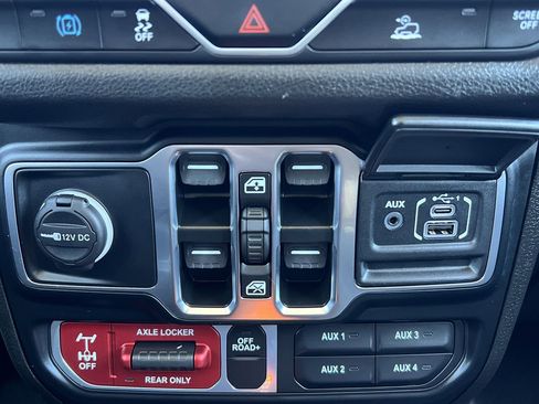 Used 2024 Jeep Wrangler Unlimited image 7