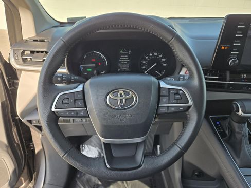 Used 2024 Toyota Sienna XLE image 16