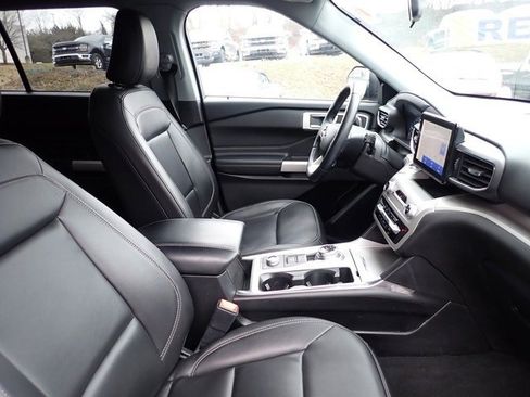 Used 2022 Ford Explorer XLT w/ Equipment Group 202A image 11