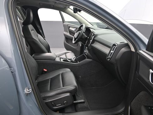 Used 2023 Volvo XC40 B4 Plus image 16