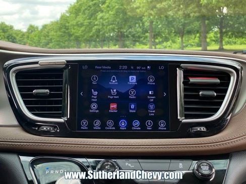 Used 2017 Chrysler Pacifica Limited FWD image 26