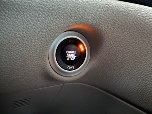Used 2018 Chrysler Pacifica Limited FWD image 41