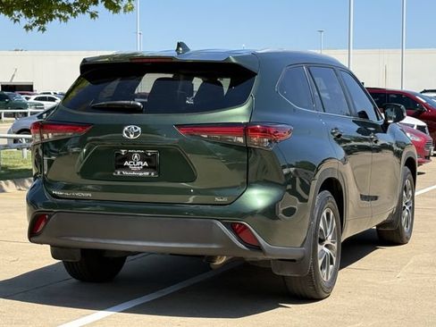 Used 2023 Toyota Highlander XLE FWD image 4