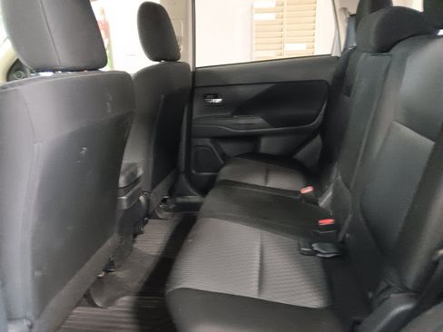 Used 2014 Mitsubishi Outlander SE image 11