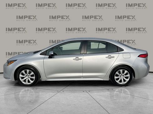Used 2025 Toyota Corolla LE image 2