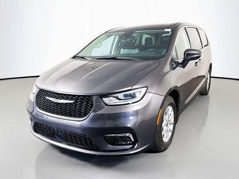 Used 2023 Chrysler Pacifica Touring-L image 4