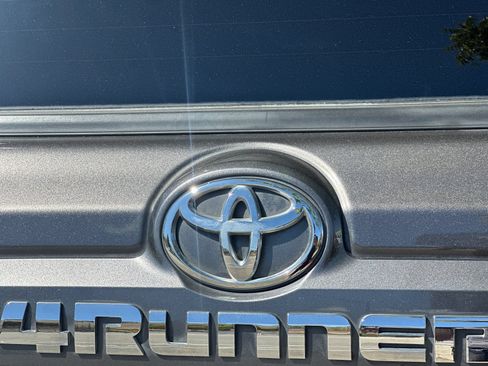 Used 2018 Toyota 4Runner SR5 AWD/4WD image 24