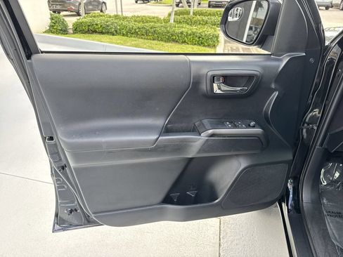 Used 2019 Toyota Tacoma TRD Sport AWD/4WD image 38