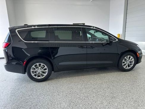New 2025 Chrysler Pacifica Select image 28