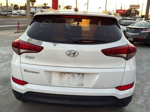 Used 2017 Hyundai Tucson SE w/ SE Popular Package 02 FWD image 2