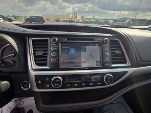 Used 2019 Toyota Highlander XLE AWD/4WD image 3