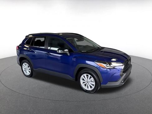 Used 2025 Toyota Corolla Cross LE image 2