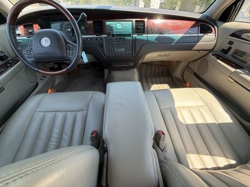 Used 2003 Lincoln Town Car Signature RWD image 21