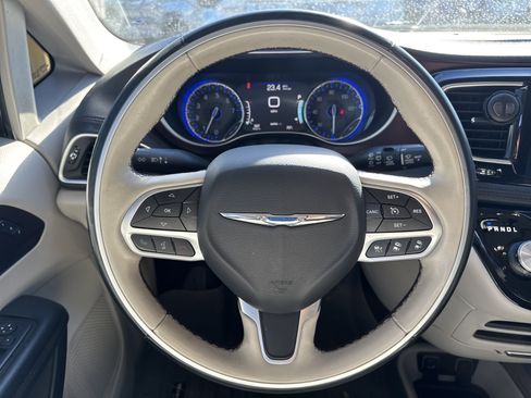 Used 2017 Chrysler Pacifica Limited w/ Advanced Safetytec Group image 13