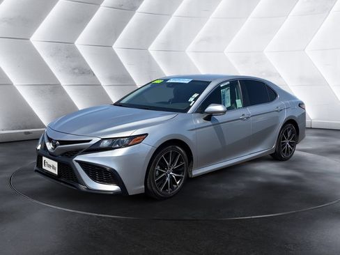 Used 2023 Toyota Camry SE FWD image 1