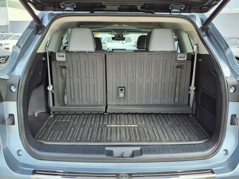 Used 2022 Toyota Highlander XLE FWD image 19
