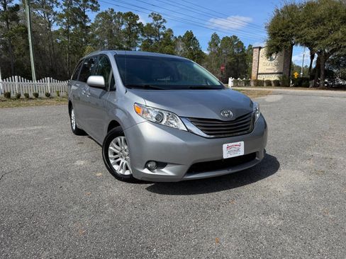 Used 2013 Toyota Sienna XLE FWD image 38