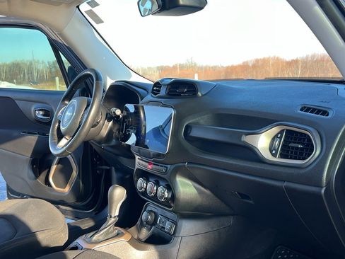 Used 2017 Jeep Renegade Latitude w/ Cold Weather Group image 28