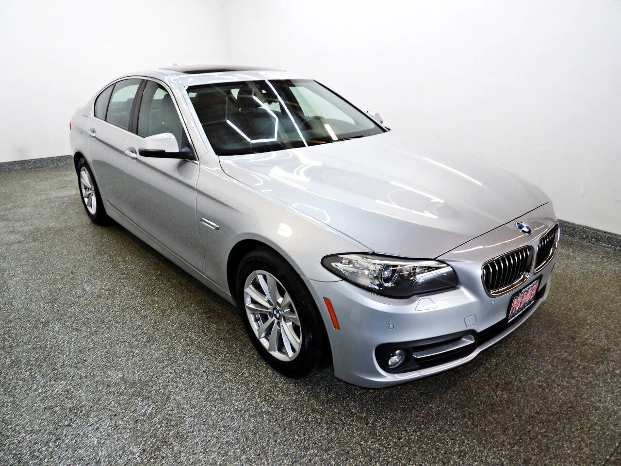 Used 2016 BMW 528i xDrive Sedan AWD/4WD image 3