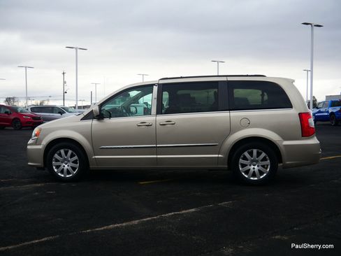 Used 2014 Chrysler Town & Country Touring image 10