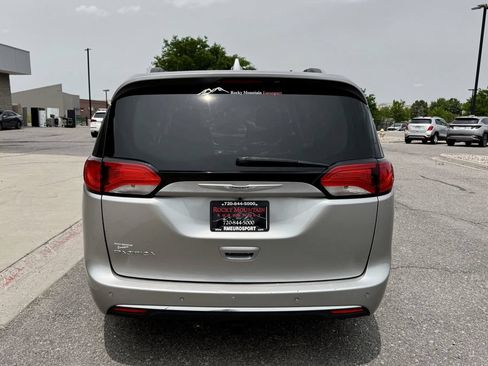 Used 2018 Chrysler Pacifica Touring-L FWD image 7