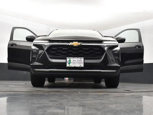 Used 2025 Chevrolet Trax LT FWD image 11
