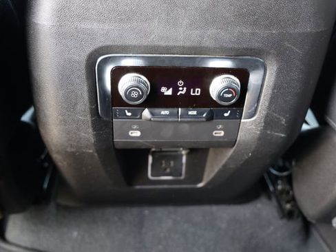 Used 2022 GMC Yukon XL SLT w/ SLT Luxury Package RWD image 28