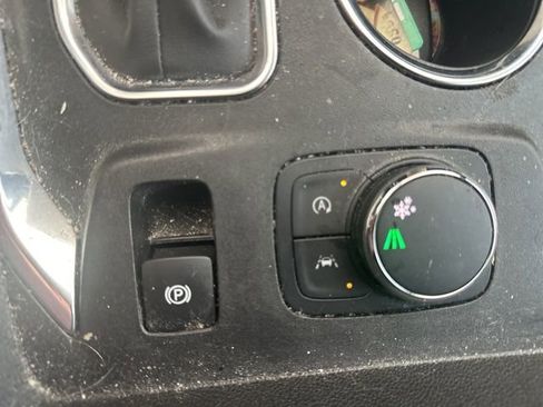 Used 2022 Chevrolet Traverse LT FWD image 20