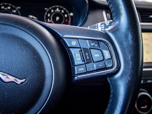 Used 2018 Jaguar E-PACE SE image 33