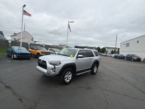 Used 2018 Toyota 4Runner SR5 AWD/4WD image 3