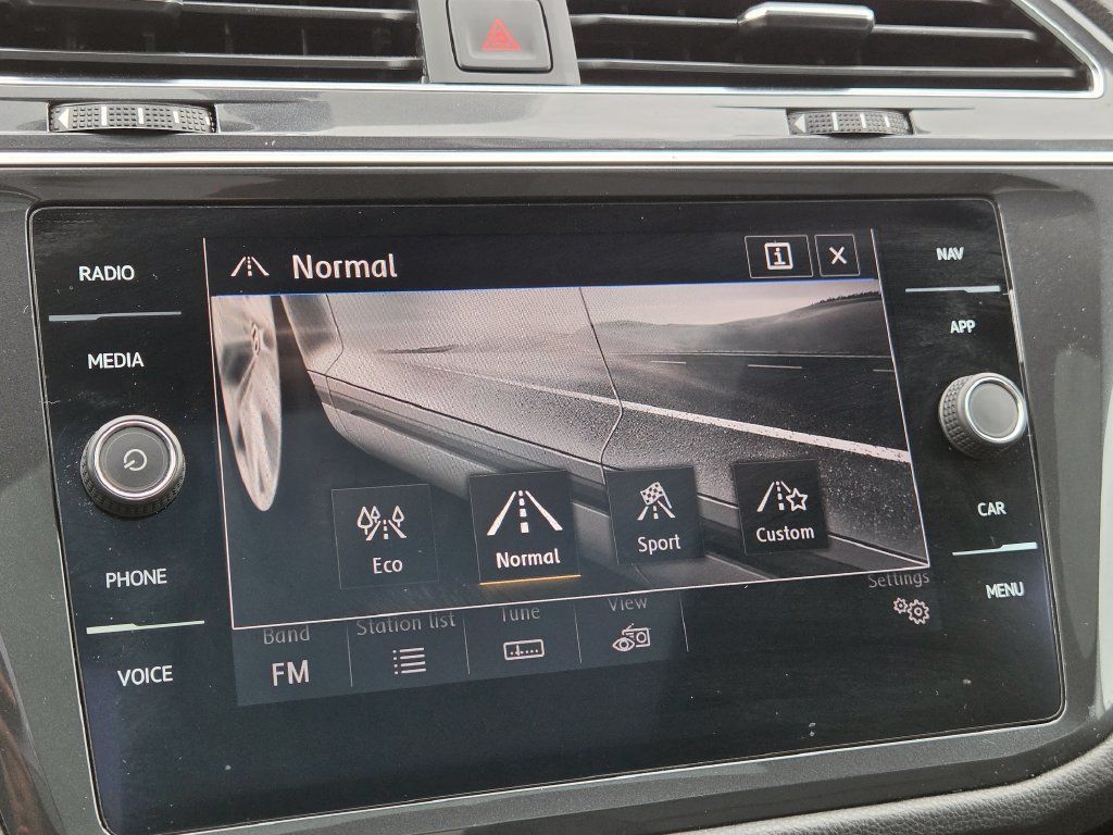 Used 2019 Volkswagen Tiguan SEL R-Line AWD/4WD image 24