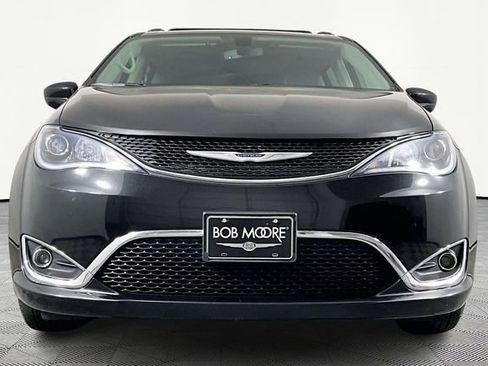 Used 2020 Chrysler Pacifica Touring-L Plus image 2