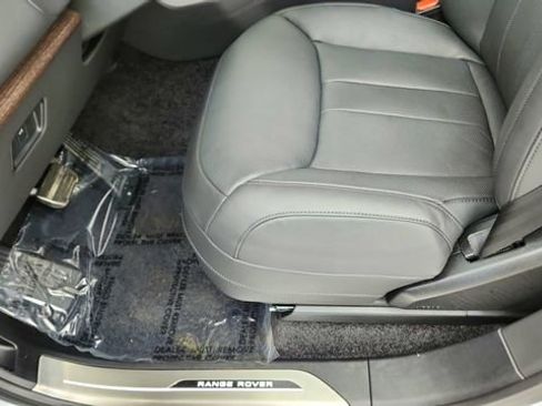Used 2025 Land Rover Range Rover SE image 32