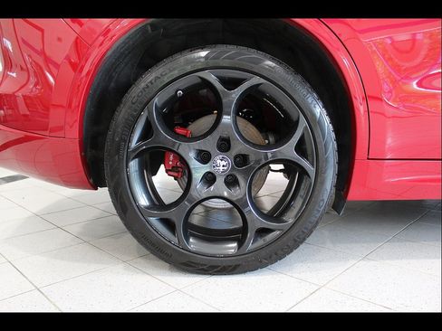 Used 2022 Alfa Romeo Stelvio Veloce AWD/4WD image 11
