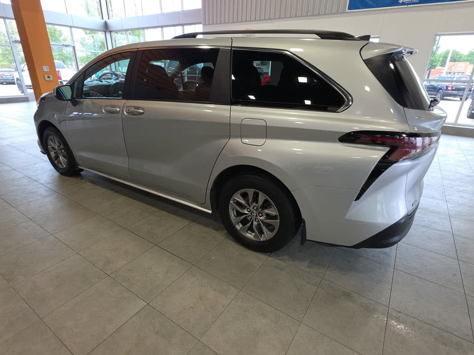 Used 2024 Toyota Sienna AWD image 10