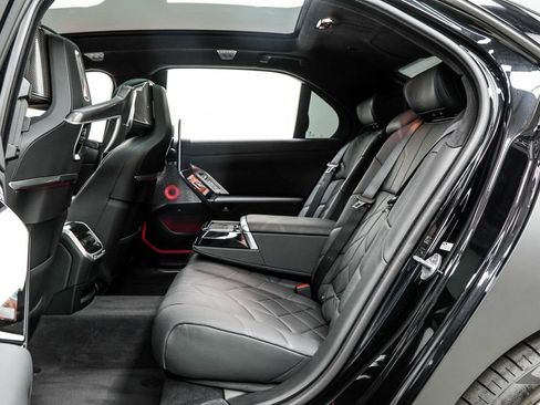 Used 2023 BMW i7 xDrive60 AWD/4WD image 17